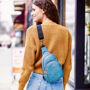 🎁✨NWOT Kedzie Teal Crossbody Bag / Backpack with TWO Straps